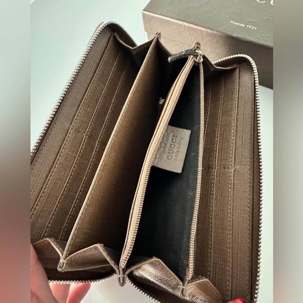 Authentic GUCCI GG Supreme Wallet - Picture 7 of 11